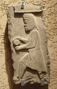 Un medo en la corte real de Persépolis llevando una vasija cubierta, aqueménida, c. 500 a.C. (piedra caliza) de School Iranian