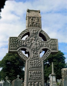 Vista de la Cruz de Muiredach, piedra tallada, c.521