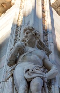 Telamón de la fachada de la catedral de Milán, Lombardía, Italia, (detalle) de School Italian