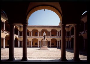 Vista del patio con la estatua de Alessandro Volta (1878)