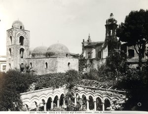 Vista del extremo este de la iglesia, construida en 1132-48 por el Rey Roger II (d.1154) de Sicilia y el claustro construido en el siglo XIII (foto en blanco y negro) de School Italian