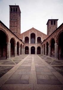 Vista de la fachada de la iglesia de San Ambrosio (Basilica di Sant