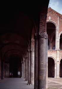 Vista del pórtico de la iglesia de San Ambrosio (Basilica di Sant