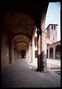 Vista del pórtico de la iglesia de San Ambrosio (Basilica di Sant