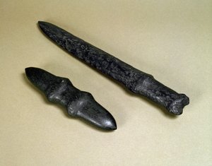 Hoja de daga y daga de piedra, período Jomon 4500-3700 a.C. de Japanese School