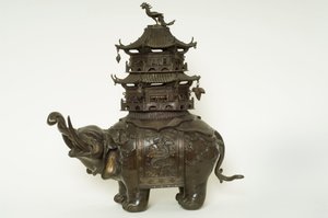 Figura de un elefante con un paño de howdah, cincha elaborada y un edificio de pagoda de Japanese School