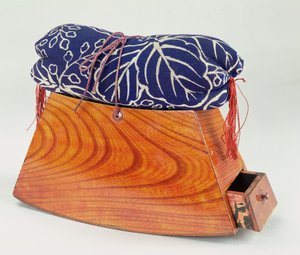 Reposacabezas con cojín y cajón de Japanese School