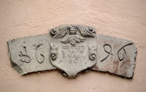 El callejón de los judíos en Obernai (67). Lugares de culto: inscripción con una fecha hebrea y la fecha correspondiente de la era cristiana: 1696. Se dice que una sinagoga fue construida dos años después de la autorización del Intendente La Grange, que pe de School Jewish