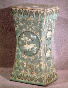 Arte coreano: almohada de cerámica. Período Koryo, finales del siglo XII. Museo de Bellas Artes, Palacio Duksoo, Corea