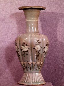 Arte coreano: jarrón de cerámica decorado con flores. Período Koryo. Siglo XII. Museo de Bellas Artes, Palacio Duksoo, Corea de School Korean