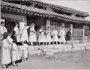 Arqueros en el antiguo palacio de Seúl, Corea, finales del siglo XIX de School Korean