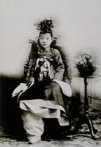 Mujer coreana con vestido tradicional de boda