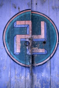 Símbolo del budismo en una de las puertas del templo "Tongdosa" en la región de Pusan, Corea.