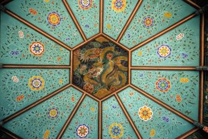 El techo del templo de Naksansa en Corea que representa un dragón de School Korean