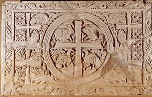 Losa del presbiterio, elemento de cierre del coro de una iglesia. de Líbano. Siglos V-VI d.C. Dim. 0,78x1,27 m. París, Museo del Louvre de School Lebanese