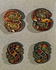 Arqueología de la Edad Media. Arte bárbaro de Lombardía: Fíbula de cinturón en forma de letra S. Objeto en oro y esmalte policromado. Arte lombardo, siglo VI - VII. Italia, Cividale del Friuli, Museo Arqueológico de School Lombard