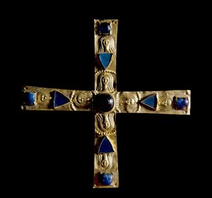 Arqueología de la Edad Media. Arte bárbaro de Lombardía: Cruz de Gisulfo, en hoja de oro repujado con piedras semipreciosas