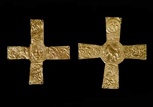 Arqueología de la Edad Media. Arte bárbaro de Lombardía: cruces pectorales en hojas de oro. Arte lombardo del siglo VII. Italia, Cividale del Friuli, Museo Arqueológico de School Lombard
