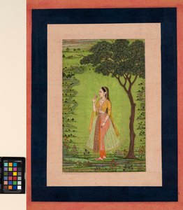 Una mujer de pie junto a un árbol, sosteniendo una flor, c.1720 de School Mughal