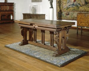 Mesa de nogal con cajones sobre marco de roble con columnas toscanas, 1550-1600 de School Netherlandish