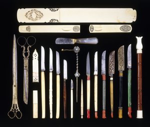 Un grupo de veintidós instrumentos de escriba otomanos, que comprenden once cuchillos, un pasapáginas, tijeras, un cuchillo de papel, caja de marfil de School Ottoman