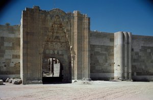Vista de la entrada del caravanserai
