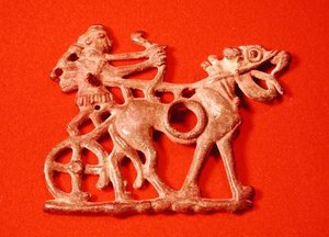 Bocado de caballo que representa a un cazador en su carro, disparando su arco, c.1200-700 a.C. de School Persian