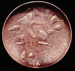 Plato que representa a un soldado real cazando leones, siglo VI-VII