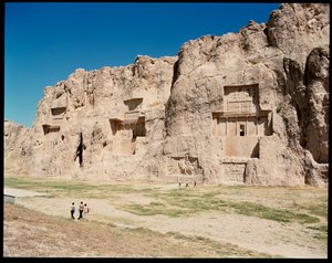 Vista de la Necrópolis y las Cuatro tumbas pertenecientes a los reyes aqueménidas