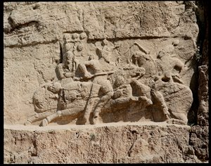 Vista de la Necrópolis y las tumbas pertenecientes a los reyes aqueménidas, relieve que representa escenas de batalla