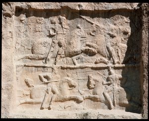 Vista de la Necrópolis y las tumbas pertenecientes a los reyes aqueménidas, relieve representando escenas de batalla de School Persian