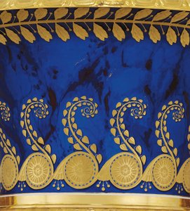 Detalle de un jarrón de porcelana con dos asas y hoja de oro hecho por la Fábrica Imperial de Porcelana en 1833 de School Russian