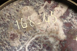 (detalle) de uno de un par de jarrones, c.1790