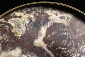 (detalle) de uno de un par de jarrones, c.1790
