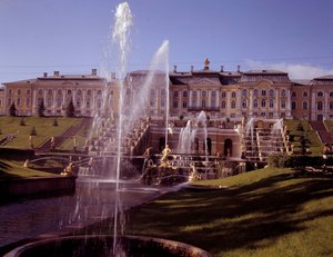 Vista de la gran cascada del castillo de Peterhof, realizada bajo Pedro el Grande cerca de San Petersburgo, Rusia de School Russian
