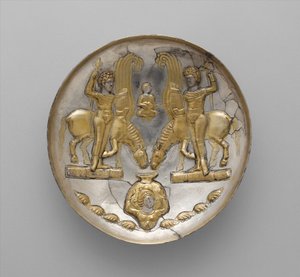 Plato con jóvenes y caballos alados, c. siglo V-VI d.C. de School Sasanian