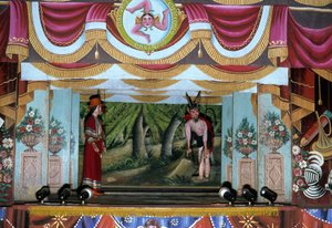 Teatro de marionetas en Palermo. Estas marionetas, pertenecientes a una tradición siciliana que se remonta a tiempos antiguos, tienen como objetivo contar la historia de las invasiones y conquistas normandas. En la parte superior de la fotografía está el s