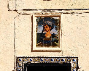 Azulejos cerámicos con el retrato de un hombre fuera de la Casa del Rey Moro