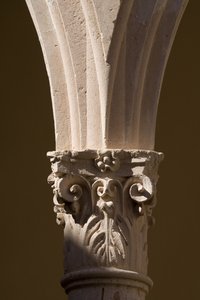 Detalle de una columna en el claustro del Convento de Santo Domingo