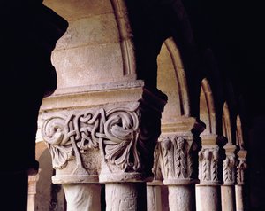 Detalle de los capiteles en los claustros de School Spanish