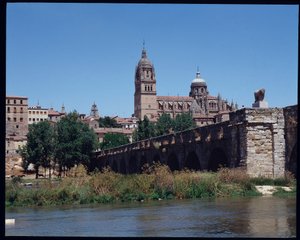 Vista del puente romano sobre el río Tormes y la catedral
