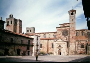 Vista de la Catedral desde la Plaza Mayor, construida entre 1150 y el siglo XIV de School Spanish