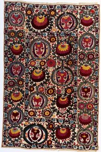 Un susani, el fondo de lino blanco trabajado en sedas en tonos vibrantes, c.1900 de School Uzbek