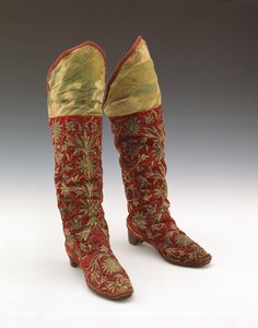 Par de botas de hombre, Bokhara, principios-mediados del siglo XIX (terciopelo carmesí bordado con hilo de plata) de School Uzbek