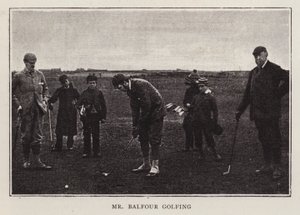 El político conservador británico Arthur Balfour jugando al golf