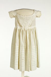 Bata de bautizo para niño con bordado de Ayrshire en el frente y las mangas, c.1850