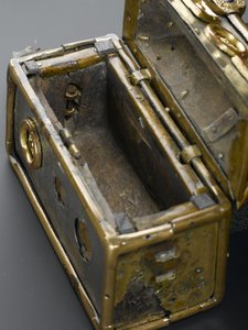El relicario de Monymusk, c. siglo VIII d.C. (bronce, plata, madera, aleación de cobre, vidrio, esmalte)