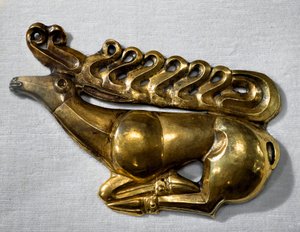 Arte escita (civilización escita o Escitia): emblema de escudo en forma de ciervo. Objeto de oro de finales del siglo VII, principios del siglo VI a.C. San Petersburgo, Museo del Hermitage