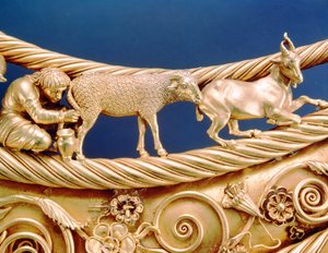 Escita ordeñando una oveja, detalle de un pectoral de oro de Tovsta Mohyla.
