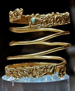 Arte escita: brazalete de oro y turquesa de la tribu Sármata, siglo II a.C. - siglo III d.C. de Scythian Scythian